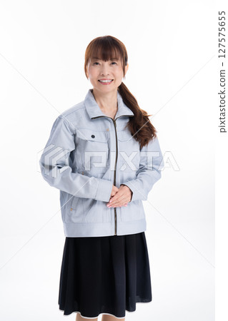 穿著工作服的女工作人員 127575655