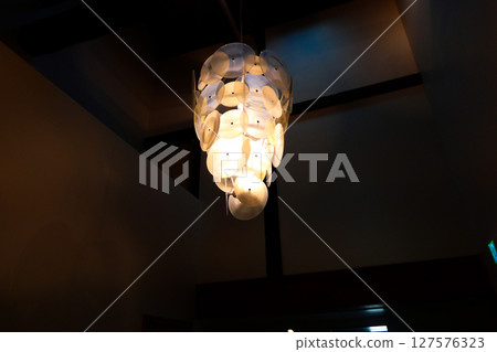 看起來像一系列 CD 的照明燈具 看起來像一系列 CD 的照明燈具 127576323