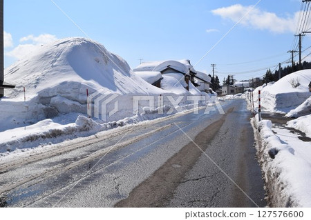 Roads in heavy snow regions Yamagata Prefecture 127576600
