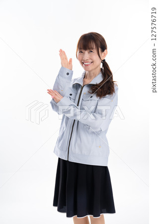 穿著工作服的女工作人員 127576719