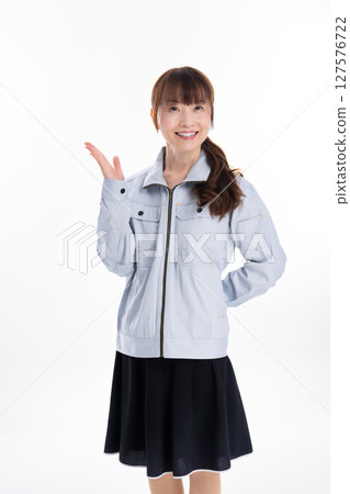 穿著工作服的女工作人員 127576722
