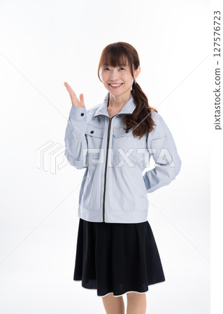 穿著工作服的女工作人員 127576723
