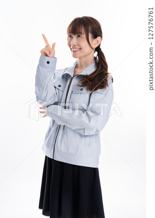 穿著工作服的女工作人員指著 127576761