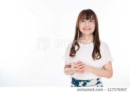 Middle-aged woman wearing glasses 127576907