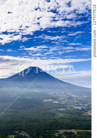 A clear sky and a spectacular view of Mt. Fuji in early summer (Ryūgatake Observation Point) 127577618