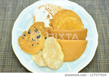Kaga rice crackers 127577834