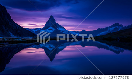 黃昏時分，阿爾卑斯山倒映在清澈的湖面上，呈現出奇妙的光線層次 127577978