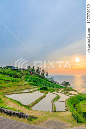 石川縣輪島市初夏的白米千枚田稻田和日落 石川縣輪島市初夏的白米千枚田稻田和日落 127578080