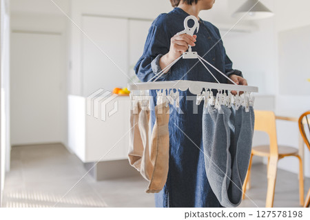 dry, laundry, female 127578198