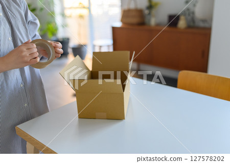 Cardboard box and ladies 127578202