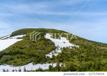 藍天白雲下的八甲田山依然積雪 藍天白雲下的八甲田山依然積雪 127578434