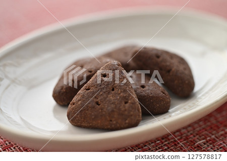 Biscuits that taste like cake - Chocolate gateau flavor 127578817