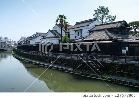 The banks of the storehouse town 127578903