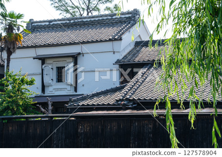 柳樹和倉庫 127578904