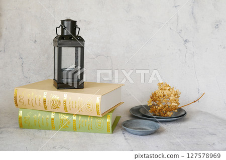古色古香的燈籠和書籍的風景 古色古香的燈籠和書籍的風景 127578969