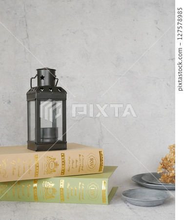 古色古香的燈籠和書籍的風景 古色古香的燈籠和書籍的風景 127578985