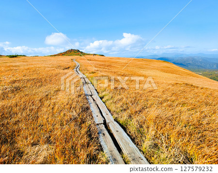 Climbing Mount Kurikoma in autumn (Mount Kurikoma - Mount Masutake: Shirogane Marshland) 127579232