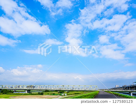 葛飾區四木的清新藍天與荒川河床 127580123