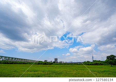 A refreshing blue sky and the Arakawa riverbed in Katsushika Yotsugi 127580134