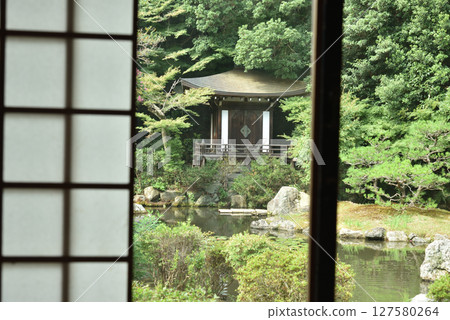毘沙門堂:透過窗戶欣賞萬水園的夏日景色(京都市山科區) 毘沙門堂:透過窗戶欣賞萬水園的夏日景色(京都市山科區) 127580264