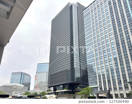 常盤橋大樓(照片中央。東京海上日動總公司、古河電工總公司、古河株式會社總公司、可樂麗總公司等) 常盤橋大樓(照片中央。東京海上日動總公司、古河電工總公司、古河株式會社總公司、可樂麗總公司等) 127580490