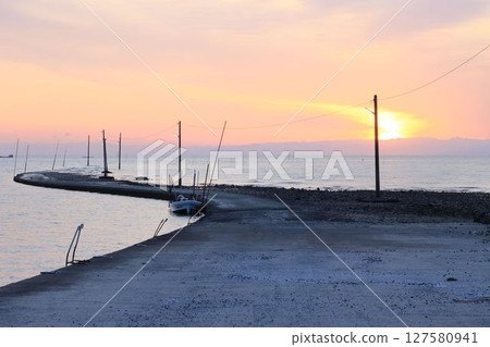 Sea of dawn 127580941