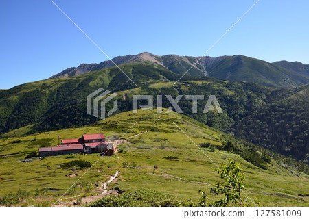 山間小屋和北阿爾卑斯山的景色 山間小屋和北阿爾卑斯山的景色 127581009