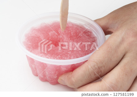 草莓刨冰，草莓冰，用木匙舀起 127581199