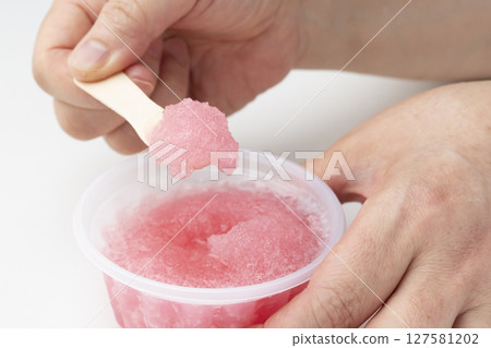 草莓刨冰，草莓冰，用木匙舀起 127581202