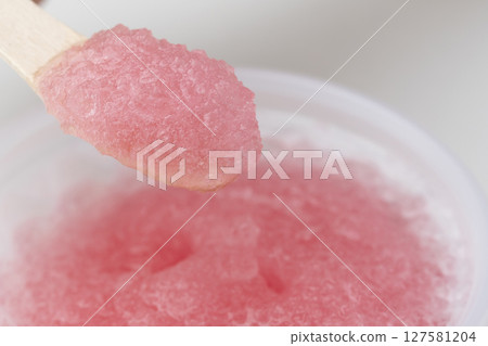 草莓刨冰,草莓冰,用木匙舀起 草莓刨冰,草莓冰,用木匙舀起 127581204