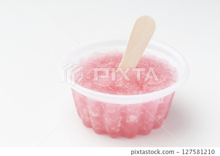 草莓刨冰，草莓冰，用木匙舀起 127581210