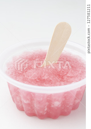 草莓刨冰，草莓冰，用木匙舀起 127581211