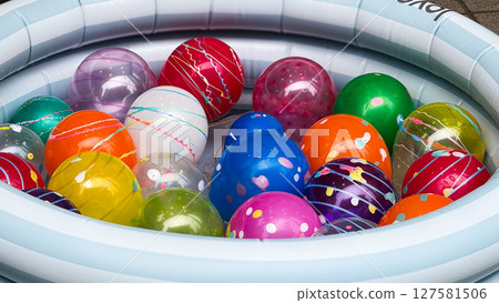 漂浮在水中的水氣球 127581506