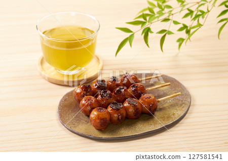 Image of Scorched Soy Sauce Dumplings (Mitarashi) 127581541