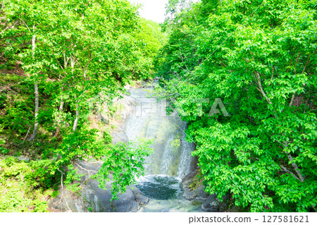 夏天從北海道知床的 Kamuiwakka 橋看到的 Kamuiwakka 河 夏天從北海道知床的 Kamuiwakka 橋看到的 Kamuiwakka 河 127581621