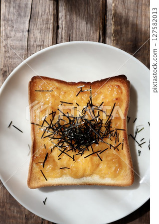 Mentaiko mayonnaise toast topped with shredded seaweed 127582013