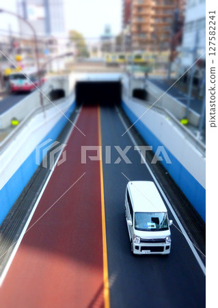 在地下通道上行駛的汽車 在地下通道上行駛的汽車 127582241