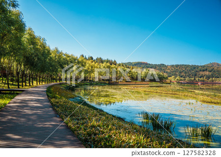 Serene Lakeside Path and Boardwalk at Ganden Sumtseling Monastery in Shangri la, Yunnan 127582328