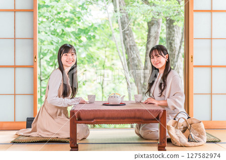 一位年輕的亞洲女性前往旅館/溫泉旅館進行女孩之旅（旅行、日式房間、陽台） 127582974