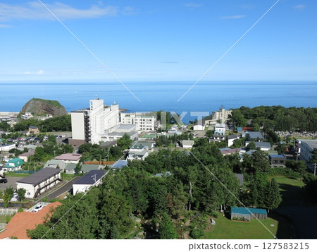 從宇登呂溫泉山頂的度假酒店眺望鄂霍次克海和宇登呂 127583215