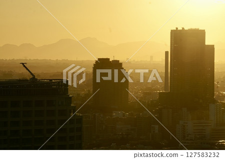 Hazy cityscape 127583232
