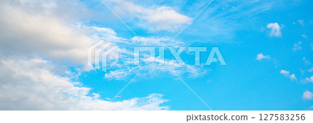 藍天白雲的簡單風景 127583256