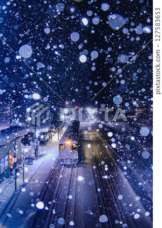 夜晚的雪地平台，燈光柔和 127583653