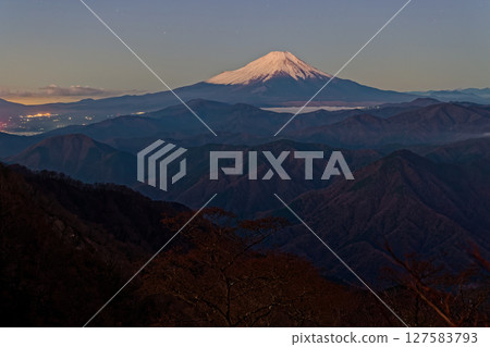 Fuji of dawn seen from Tanzawa · Hinoko-maru 127583793