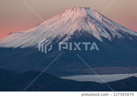 Mount Fuji in the morning sun as seen from Hinokiboramaru in Tanzawa Mount Fuji in the morning sun as seen from Hinokiboramaru in Tanzawa 127583879