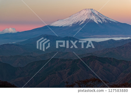 Mount Fuji in the morning sun as seen from Hinokiboramaru in Tanzawa Mount Fuji in the morning sun as seen from Hinokiboramaru in Tanzawa 127583880