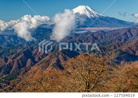 從丹澤的檜木丸眺望秋葉滿山,雲霧繚繞的富士山 從丹澤的檜木丸眺望秋葉滿山,雲霧繚繞的富士山 127584019