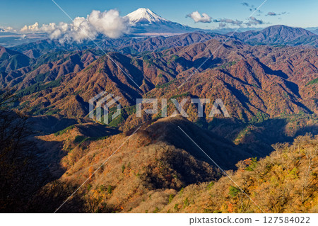 從丹澤的檜木丸眺望秋葉滿山，雲霧繚繞的富士山 127584022
