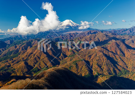 View of the autumn foliage of the mountains and cloud-filled Mount Fuji from Hinokiboramaru in Tanzawa View of the autumn foliage of the mountains and cloud-filled Mount Fuji from Hinokiboramaru in Tanzawa 127584023