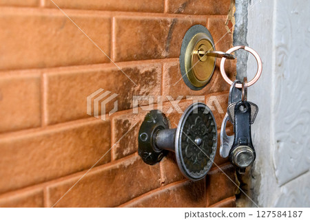 old entrance door to the apartment with a lock and keys 127584187